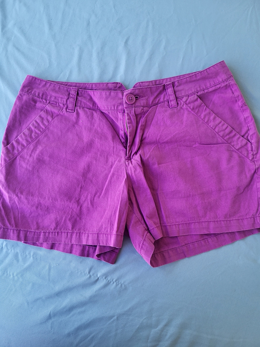 Columbia Women's Size 6 Purple Cotton Chino Shorts with V-Notch Waist